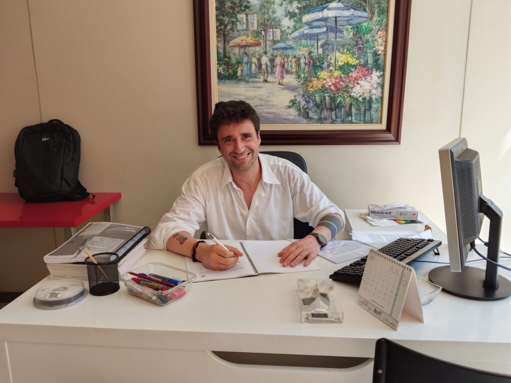 El director de l'Observatori d'ACENCAS Prevenció Activa treballant al seu escriptori, analitzant dades sobre addiccions.