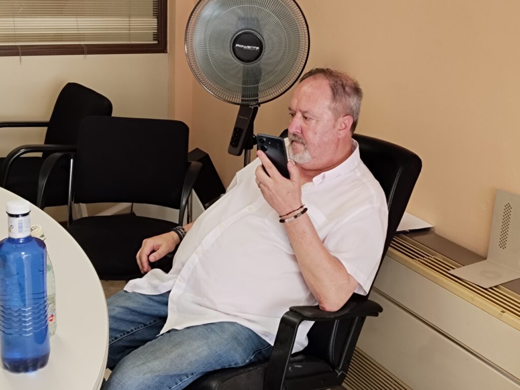 Francesc Perendreu, president d'ACENCAS, en una sessió de teràpia online per a addiccions socials des de la seu de Barcelona.