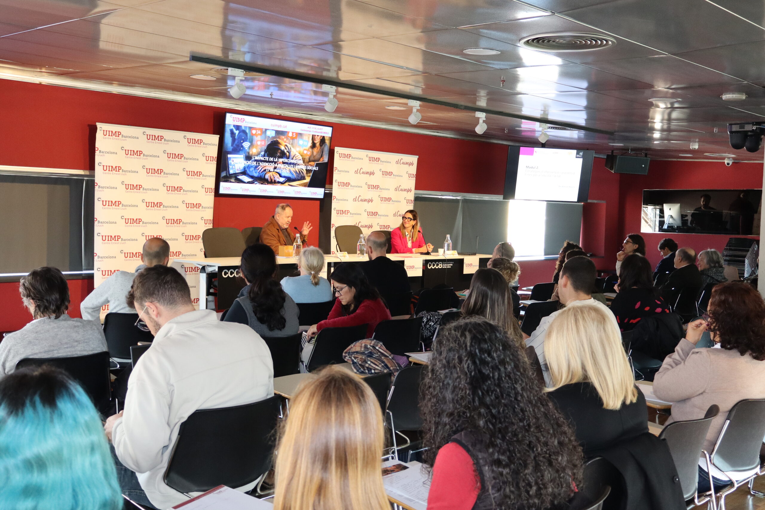 Barcelona acull una jornada formativa sobre la prevenció de l’addicció a pantalles i xarxes socials